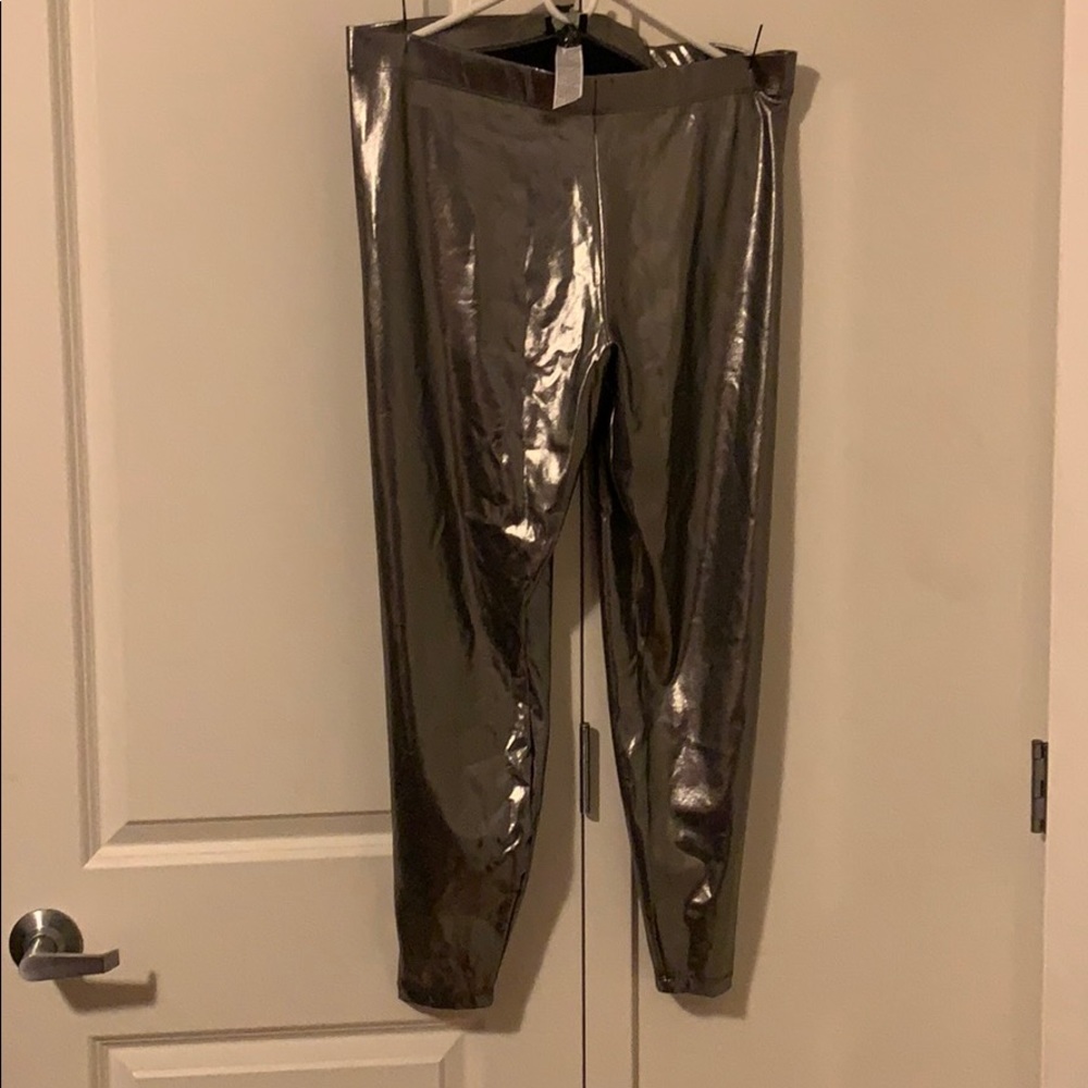 Forever 21 plus size silver leggings Size 3x NWTS